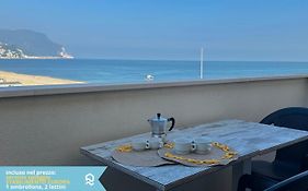 RS322 - Marcelli, bilocale fronte mare con spiaggia inclusa